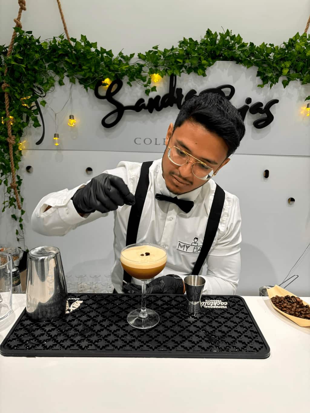 vertical Coctelero profesional preparando cócteles en una boda